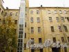 улица Жуковского, дом 6. Новая шахта лифта лицевого здания со стороны двора. Фото 21 октября 2016 года.