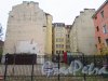 6-я Советская улица, дом 29, литера А. Вид на брандмауэры здания и внутренний двор со стороны Дегтярной улицы. Фото 17 октября 2016 года.