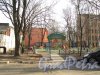 Железноводская улица, дом 20. Реконструированная детская площадка «Золотой ключик» во дворе жилого дома. Фото 30 апреля 2012 года.