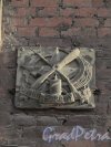 Железноводская улица, дом 24. Знак «Крепим оборону СССР» на фасаде здания. Фото 30 апреля 2012 года.