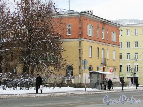 улица Крупской, дом 4, литера А. Вид на жилой дом со стороны улицы Бабушкина. Фото 16 февраля 2016 года.
