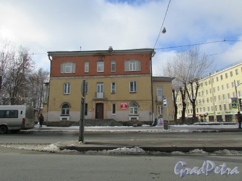 улица Крупской, дом 4, литера А. Фасад жилого дома со стороны улицы Бабушкина. Фото 16 февраля 2016 года.