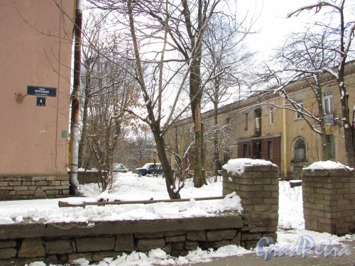 улица Крупской, дом 8, корпус 1. Проезд между домом № 8 и домом № 10 по улице Крупской. Фото 16 февраля 2016 года.