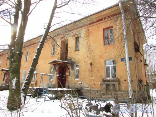 улица Крупской, дом 8, корпус 2, литера В. Фрагмент фасада жилого дома. Фото 16 февраля 2016 года.