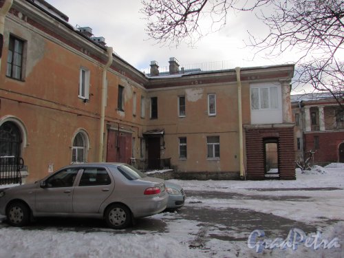 улица Крупской, дом 10, литера А. Вид фасада со стороны дома № 14 по улице Крупской. Фото 16 февраля 2016 года.