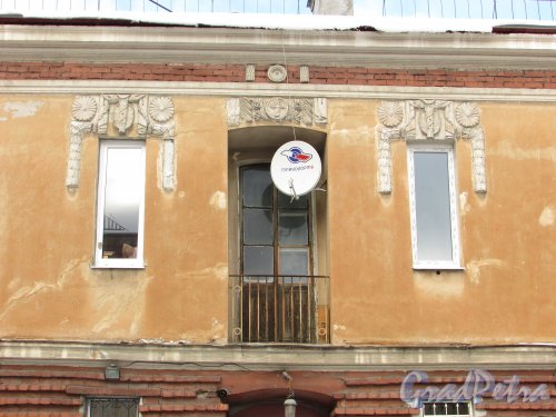 улица Крупской, дом 10, литера А. Оформление фасада со стороны дома № 12 по улице Крупской. Фото 16 февраля 2016 года.