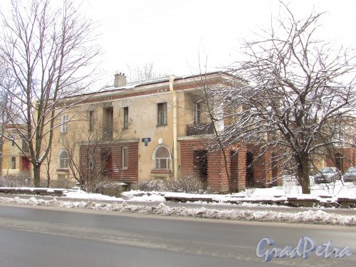 улица Крупской, дом 10, литера А. Общий вид жилого дома со стороны улицы Крупской. Фото 16 февраля 2016 года.