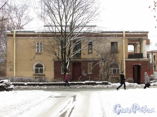 улица Крупской, дом 10, литера А. Фасад жилого дома со стороны улицы Крупской. Фото 16 февраля 2016 года.