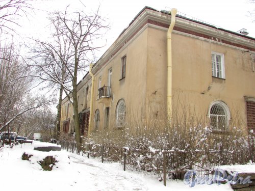 улица Крупской, дом 10, литера А. Фасад жилого дома со стороны дома № 8, корпус 1 по улице Крупской. Фото 16 февраля 2016 года.
