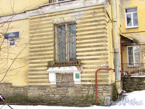 улица Крупской, дом 12, корпус 2, литера А. Фрагмент фасада жилого дома. Фото 16 февраля 2016 года.