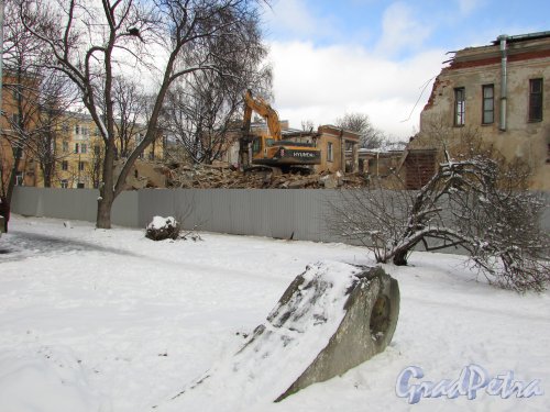 улица Крупской, дом 14, литера Б. Снос здания. Вид со стороны дома №16 по улице Крупской. Фото 16 февраля 2016 года.