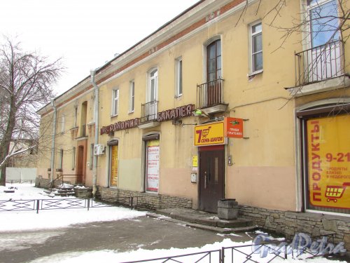 улица Крупской, дом 16, корпус 1, литера А. Вход в магазин «Семь шагов». Фото 16 февраля 2016 года.