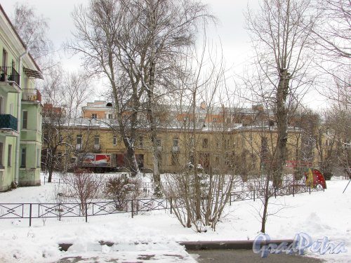 улица Крупской, дом 16, корпус 1, литера А. Вид на жилой дом со двора. Фото 16 февраля 2016 года.