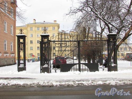 улица Крупской, дом 25, литера А. Ворота во двор в правой части здания. Фото 16 февраля 2016 года.