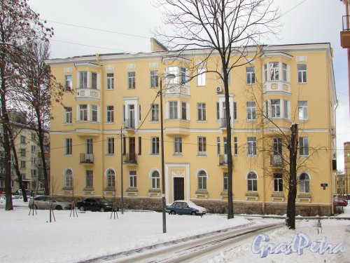 улица Крупской, дом 27, литера В. Фасад здания со стороны улицы Крупской. Фото 16 февраля 2016 года.