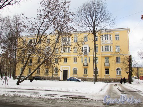 улица Крупской, дом 27, литера В. Общий вид жилого дома со стороны улицы Крупской. Фото 16 февраля 2016 года.
