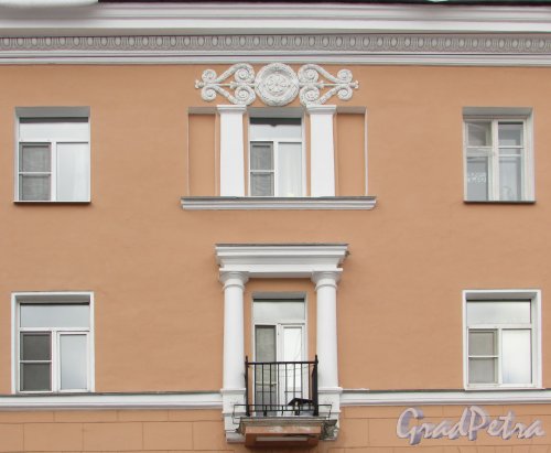 улица Крупской, дом 29, литера Б. Оформление на уровне 3 и 4 этажей. Фото 16 февраля 2016 года.