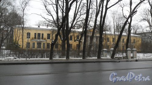 Новороссийская улица, дом 42. 2-этажное здание в стиле сталинского неоклассицизма 1956 года постройки. Бывший детский сад интернатного типа. Сейчас здание заброшено. Фото 19 февраля 2016 года.