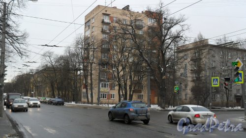 Новороссийская улица, дом 32. 9-этажный жилой дом серии 1-528кп40 1965 года постройки. 1 парадная, 45 квартир. Фото 19 февраля 2016 года.