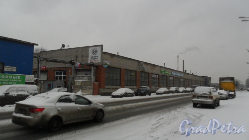 Новороссийская улица, дом 53, литер Б. Мотошкола "МотоДрайв", большая теплая крытая площадка, 648-40-90, 918-40-90. Фото 20 февраля 2016 года.
