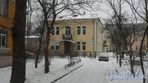 Гданьская улица, дом 18, корпус 1. 2-этажный жилой дом 1949 года постройки. 1 парадная, 7 квартир. Фото 27 февраля 2016 года.