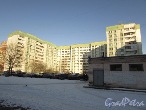 Улица Маршала Казакова, дом 14, корпус 1, литера А. Общий вид дворовой территории со стороны поликлинического комплекса. Фото 1 марта 2016 года.