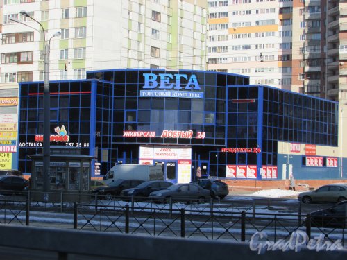 Улица Маршала Казакова, дом 7. Общий вид торгового комплекса «Вега». Фото 1 марта 2016 года.