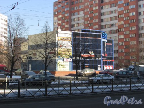 Улица Маршала Казакова, дом 7. Фасад торгового комплекса «Вега» со стороны улицы Маршала Казакова. Фото 1 марта 2016 года.