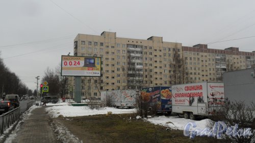 г. Всеволожск, Ленинградская улица, дом 13. 9-этажный жилой дом 504 серии 1987 года постройки. 5 парадных, 179 квартир. Фото 4 марта 2016 года.