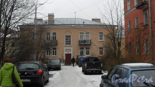 Улица Гданьская, дом 18, корпус 2. 2-этажный жилой дом 1949 года постройки. 1 парадная, 8 квартир. Фото 6 марта 2016 года.