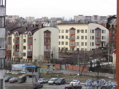 1-я Никитинская улица, дом 18, литера Б (на переднем плане) и литера А  (на заднем плане). Общий вид жилого комплекса «Портофино». Фото 10 марта 2016 года.