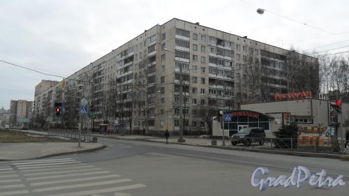 Улица Есенина, дом 36, корпус 1. 9-этажный жилой дом серии 1ЛГ-504Д 1976 года постройки. 11 парадных, 403 квартиры. Фото 13 марта 2016 года.