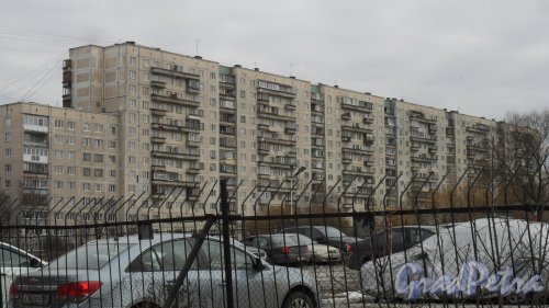 Улица Ивана Фомина, дом 13, корпус 1. 9-14-этажный жилой дом серии 1ЛГ-606М-14 1986 года постройки. 10 парадных, 647 квартир. Вид дома с Сиреневого бульвара. Фото 13 марта 2016 года.