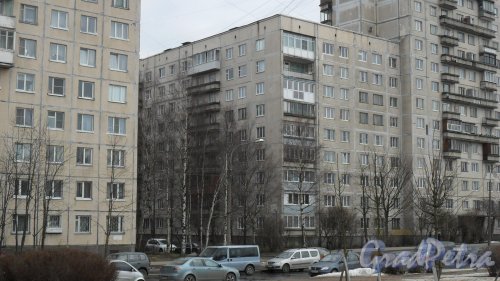 Улица Ивана Фомина, дом 13, корпус 1. 9-14-этажный жилой дом серии 1ЛГ-606М-14 1986 года постройки. 9-этажная секция в северной части здания. Фото 13 марта 2016 года.