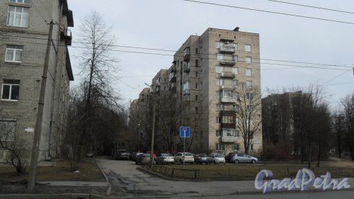 Улица Карбышева, дом 4, корпус 1. 9-этажный жилой дом серии 1-528кп41 1966 года постройки. Вид дома с Новороссийской улицы. Фото 18 марта 2016 года.