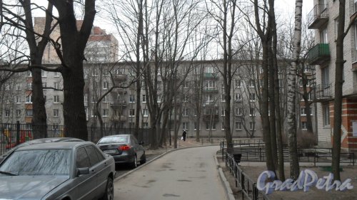 Улица Карбышева, дом 4, корпус 2. 5-этажный жилой дом серии 1-528кп10 1965 года постройки. 5 парадных, 100 квартир. Фото 26 марта 2016 года.