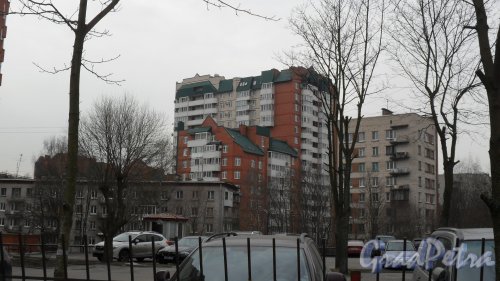 Улица Гаврская, дом 15. 6-10-16-этажный жилой дом 2003 года постройки. Вид дома с проспекта Тореза. Фото 26 марта 2016 года.