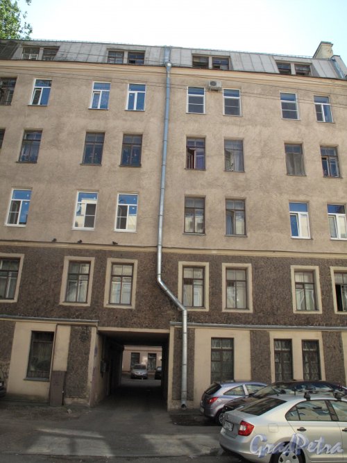 Лисичанская улица, д. 8. Доходный дом С. И. Михина, 1912-14, арх. С.Г. Бродский, С.И. Минин. Общий вид фасада. Фото август 2015 года.