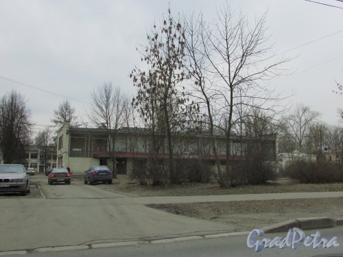 город Колпино, Павловская улица, дом 55а, литера А. Общий вид торгового центра 1966 года постройки. Фото 16 марта 2016 года.