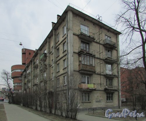 Благодатная улица, дом 61, литера А. Общий вид жилого дома 1961 года постройки. Фото 26 марта 2016 года.