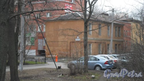 Улица Новороссийская, дом 30, корпус 2. 2-этажный жилой дом. Похоже, что дом расселен и не используется. Фото 2 апреля 2016 года.