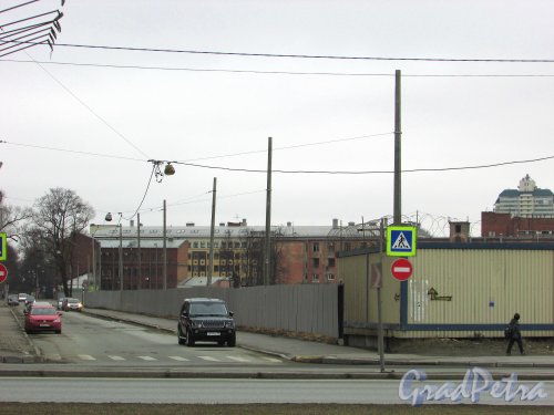 Нечетная сторона улицы Александра Матросова у Выборгской набережной после сноса корпусов завода «Новый Лесснер». Фото 2 апреля 2016 года.