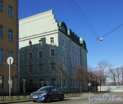 Кавалергардская ул., дом 42. Общий вид здания (левая сторона улицы). Фото 20 марта 2016 года.