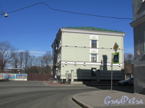 Кавалергардская ул., дом 42. Общий вид здания (правая сторона улицы). Фото 20 марта 2016 года.