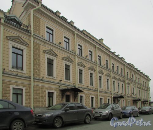 Гагаринская улица, дом 1/ набережная Кутузова, дом 24. Фасад здания после капитального ремонта. Фото 2 апреля 2016 года.