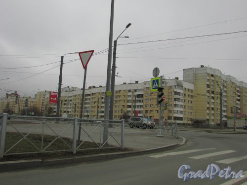 Улица Савушкина, дом 107, корпус 1, литера А. 6-этажный корпус со стороны улицы Савушкина. Фото 2 апреля 2016 года.