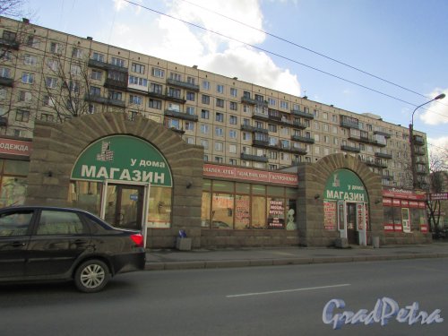 Краснопутиловская улица, дом 121а, литера А. Общий вид торгового комплекса. Фото 7 апреля 2016 года.