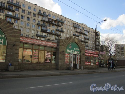 Краснопутиловская улица, дом 121а, литера А. Общий вид торгового комплекса. Фото 7 апреля 2016 года.