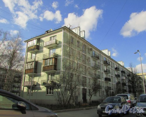 Кузнецовская улица, дом 6, литера А. Общий вид жилого дома со стороны парадных. Фото 7 апреля 2016 года.