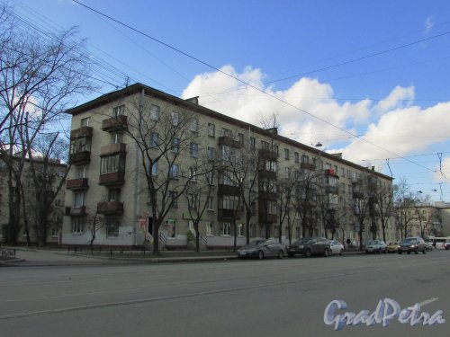 улица Ленсовета, дом 39 / улица Орджоникидзе, дом 11. Фасад жилого дома 1962 года постройки со стороны улицы Ленсовета. Фото 7 апреля 2016 года.